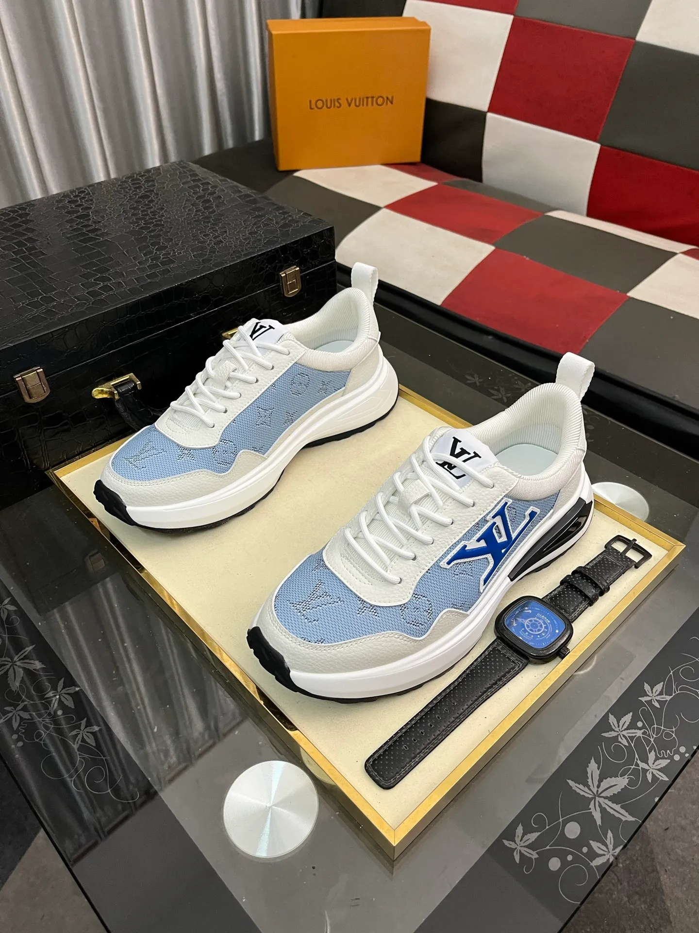 Men's shoes 💰458⌚️⌚️【LOUlS VUlTTON】Louis Vuitton ~ unique and casual style. LV counter purchasing 🏃casual shoes😍😍 Men's 2022 counters are on sale simultaneously, Italian imported brands select first-layer Italian cowhide. 🐑Sheepskin lining (refuses to discolor and rub feet) Sole: Original sole specially provided by the original factory 🎬Better in kind Size number: 38-443️⃣Colors available